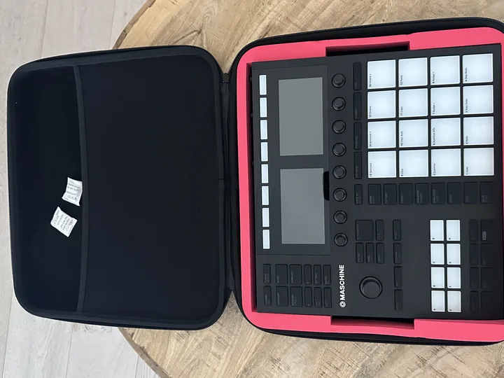 Maschine MK3 in een geopende koffer