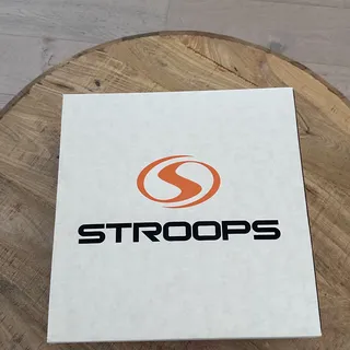Stroops-doos op een houten tafel